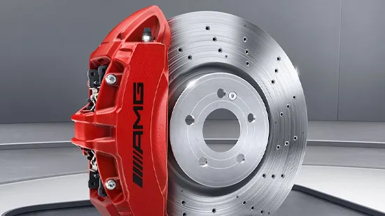 Sistema de frenos de alto rendimiento AMG con pinzas de freno rojas