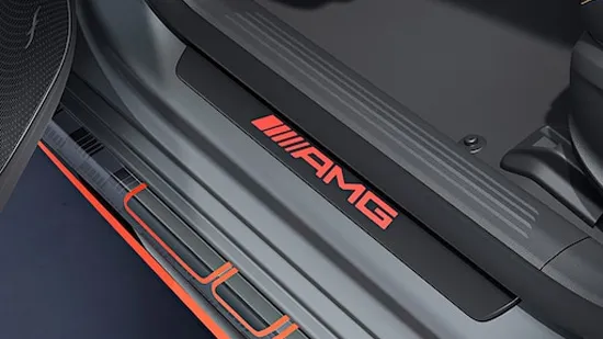 Listones de umbral AMG con distintivo «AMG», iluminados y con cubiertas intercambiables