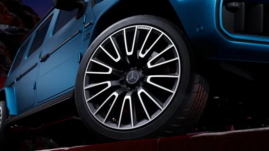 Llantas forjadas AMG de 22" con radios cruzados
