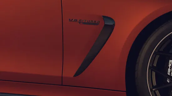 Emblema del modelo híbrido en los guardabarros