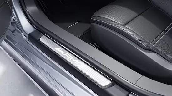 Listones de umbral AMG iluminados con distintivo «AMG» y cubierta intercambiable