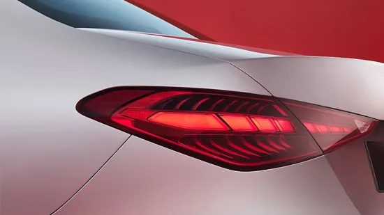 Parte trasera contundente con luces traseras divididas