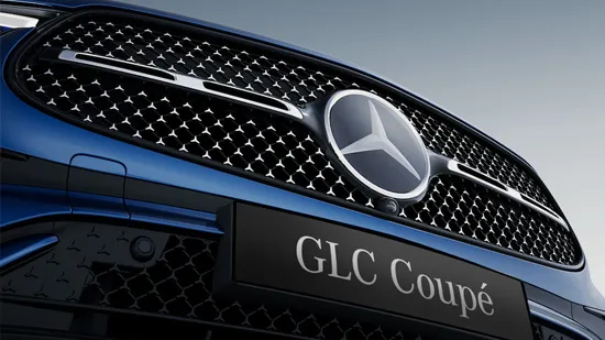 Nuevo frontal con deportiva parrilla y Mercedes-Benz Pattern