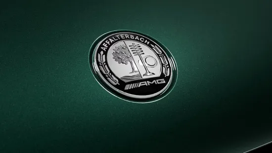 Capó con escudo AMG